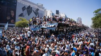 Buenos Aires berubah jadi lautan manusia saat timnas Argentina menjalani parade perayaan juara Piala Dunia 2022. (Diego Radames/Anadolu Agency/Getty Images)  