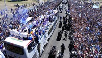 Messi Cs awalnya diarak naik bus terbuka untuk berkeliling Buenos Aires sambil memamerkan trofi Piala Dunia 2022. (AP Photo/Natacha Pisarenko)  