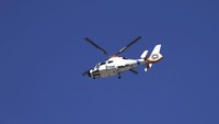 Namun, para pemain timnas Argentina terpaksa melanjutkan parade juara Piala Dunia 2022 dengan helikopter karena bus terbuka tidak bisa menembus lautan manusia di Buenos Aires. (Mariano Gabriel Sanchez/Anadolu Agency/Getty Images)  