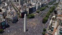 Namun, AFA terpaksa mengubah rute parade karena jalanan di sekitar Monumen Obelisco sudah penuh sesak oleh jutaan manusia. (Martin Viene/Anadolu Agency/Getty Images)  
