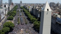 Tampak seluruh jalanan di Buenos Aires dipadati manusia, dilaporkan hampir 5 juta orang turun ke jalanan untuk merayakan kemenangan Piala Dunia. (Martin Viene/Anadolu Agency/Getty Images)  