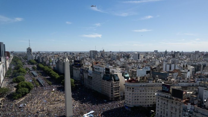 Buenos Aires Menggila, Messi Cs Akhirnya Diangkut Helikopter BUENOS AIRES - ARGENTINA, DECEMBER 20: An aerial view of the area as Argentinians celebrating their nationΓ’s third World Cup victory, in the capital Buenos Aires, Argentina on December 20, 2022. On Sunday, Messi-led Argentina beat France 4-2 on penalties in Qatar to bag the nation's third FIFA World Cup title. (Photo by Martin Viene/Anadolu Agency via Getty Images)