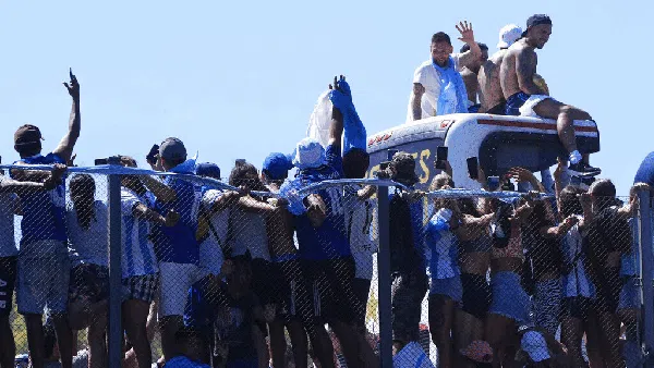 Parade Buenos Aires Menggila, Messi Cs Akhirnya Diangkut Helikopter