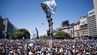 Jutaan warga merayakan kemenangan Piala Dunia di ibu kota Buenos Aires, Argentina, Selasa (20/12/2022) waktu setempat. (Diego Radames/Anadolu Agency/Getty Images)  