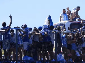 Parade Buenos Aires Menggila, Messi Cs Akhirnya Diangkut Helikopter