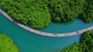 Intip Indahnya Jalan Terapung Membelah Lembah di China
