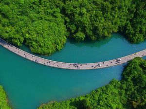 Intip Indahnya Jalan Terapung Membelah Lembah di China