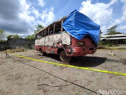 Duh! 2 Bocil Diduga Bakar Bus Milik Simpatisan Eks Wali Kota Blitar