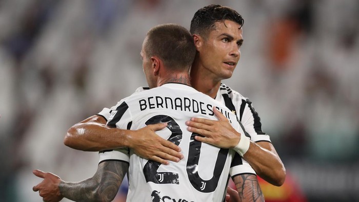 TURIN, ITALY - AUGUST 14: Federico Bernardeschi of Juventus celebrates with team mate Cristiano Ronaldo after scoring to give the side a 2-1 lead during the Pre-Season Friendly between Juventus FC and Atalanta BC at Allianz Stadium on August 14, 2021 in Turin, Italy. (Photo by Jonathan Moscrop/Getty Images)