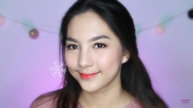 Devienna memilih tampilan Korean look yang natural dan glowing untuk perayaan Natal