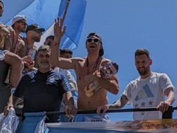 Emiliano Martinez Dikecam Netizen, Gendong Boneka Wajah Kylian Mbappe