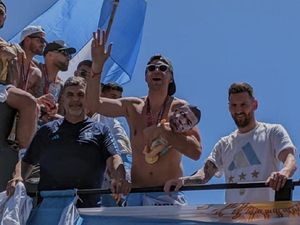 Emiliano Martinez Dikecam Netizen, Gendong Boneka Wajah Kylian Mbappe Emiliano Martinez Dikecam Netizen, Gendong Boneka Wajah Kylian Mbappe