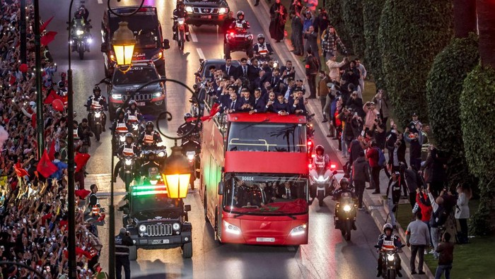 Euforia Warga Maroko Sambut Kepulangan Bono Cs Supporters light flares and cheer as Morocco's national football team arrives to the center of the capital Rabat, on December 20, 2022, after the Qatar 2022 World Cup. (Photo by FADEL SENNA / AFP) (Photo by FADEL SENNA/AFP via Getty Images)