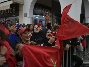 Timnas Maroko Foto Bareng Ibu-ibu Bikin Netizen Terenyuh