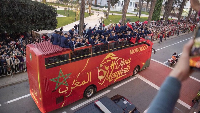 Euforia Warga Maroko Sambut Kepulangan Bono Cs Supporters light flares and cheer as Morocco's national football team arrives to the center of the capital Rabat, on December 20, 2022, after the Qatar 2022 World Cup. (Photo by FADEL SENNA / AFP) (Photo by FADEL SENNA/AFP via Getty Images)