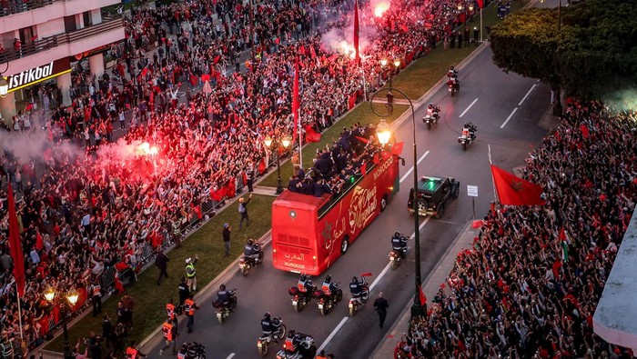 Euforia Warga Maroko Sambut Kepulangan Bono Cs Supporters light flares and cheer as Morocco's national football team arrives to the center of the capital Rabat, on December 20, 2022, after the Qatar 2022 World Cup. (Photo by FADEL SENNA / AFP) (Photo by FADEL SENNA/AFP via Getty Images)