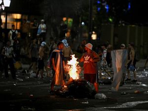 Parade Argentina Juara Piala Dunia Ricuh, Massa Saling Lempar Batu Parade Argentina Juara Piala Dunia Ricuh, Massa Saling Lempar Batu