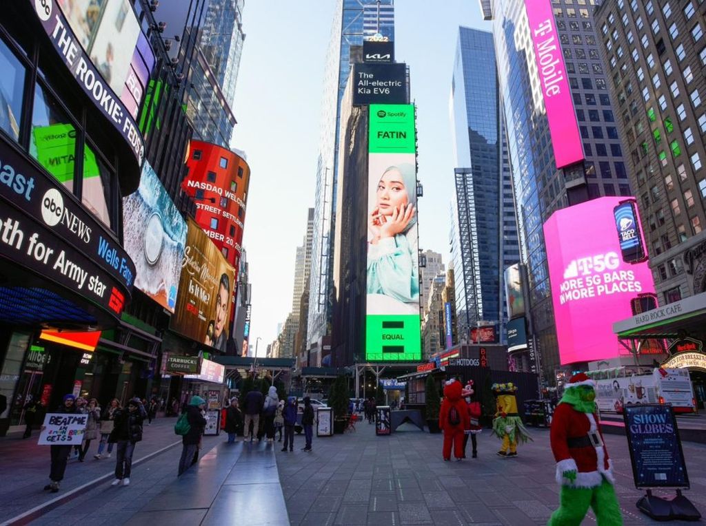 Fatin Berkaca-kaca Fotonya Mejeng di Times Square New York
