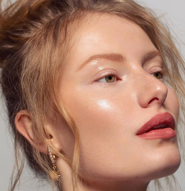 Glazed temple highlight/Foto: catpernell tren makeup 2023