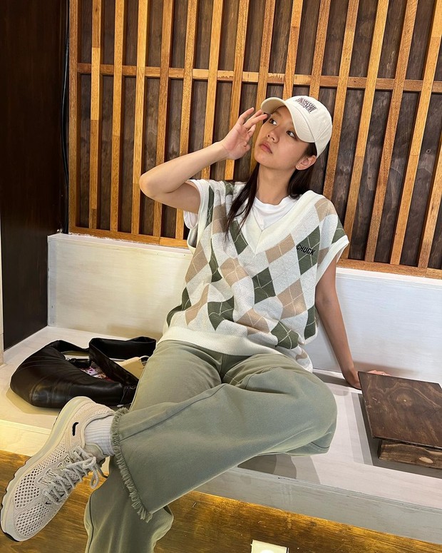 Hyeri dengan Knit Vest/ Foto : instagram.com/hyeri_0609 Hyeri dengan Knit Vest/ Foto : instagram.com/hyeri_0609