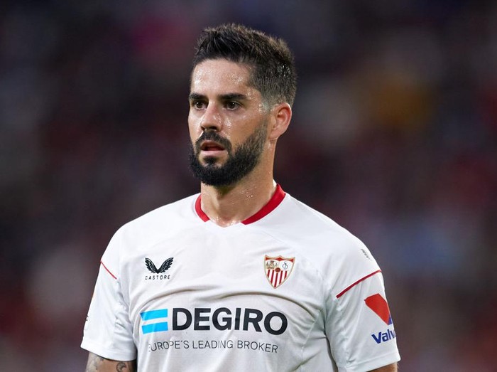 SEVILLE, SPAIN - NOVEMBER 09: Isco Alarcon of Sevilla FC looks on during the LaLiga Santander match between Sevilla FC and Real Sociedad at Estadio Ramon Sanchez Pizjuan on November 09, 2022 in Seville, Spain. (Photo by Fran Santiago/Getty Images)