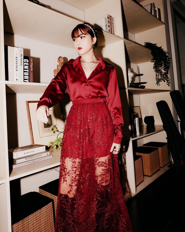 Isyana Sarasvati dengan dress merahnya/Sumber: IG @isyanasarasvati