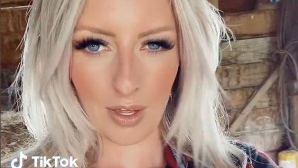 8 Foto Petani Cantik yang Dikritik Netizen karena Makeup-nya Dianggap Menor