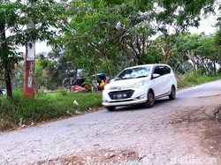 Jalan Nasional Pantura di Karawang Membahayakan!