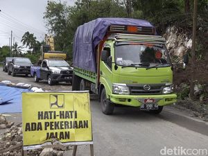 Lalin Jalan Poros Enrekang-Toraja Macet hingga 3 Km Akibat Longsor