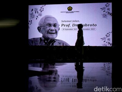 Jenazah Subroto Disemayamkan di Kementerian ESDM