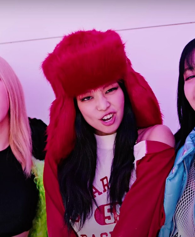 Jennie dengan fuzzy hat/ Foto : kpopping.com Jennie dengan fuzzy hat/ Foto : kpopping.com