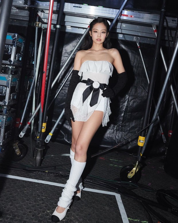 Jennie memakai leg warmers / Foto : jennierubyjane Jennie memakai leg warmers / Foto : jennierubyjane