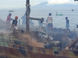 Polisi Selidiki Penyebab Terbakarnya 3 Kapal di Perairan Pengambengan