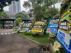 Karangan Bunga Berjejer di Kementerian ESDM Antar Kepergian Subroto