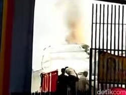 Truk Muat Sofa Hangus Terbakar Saat Bongkar Muatan di Toko Mebel Kediri