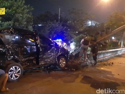 Laka Truk Vs Mobil Robohkan Bangjo Krapyak Semarang, Lalin Macet 2 Km