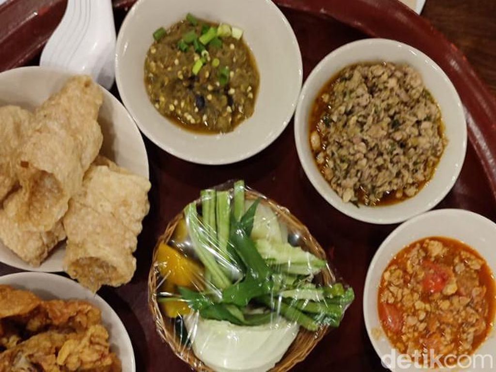 Khantoke Nikmat Kuliner Khas Ditambah Lenggok Lembut Para Penari Khantoke Nikmat Kuliner Khas Ditambah Lenggok Lembut Para Penari
