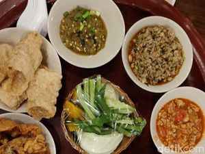Khantoke Nikmat Kuliner Khas Ditambah Lenggok Lembut Para Penari Khantoke Nikmat Kuliner Khas Ditambah Lenggok Lembut Para Penari