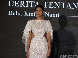Gaun Pengantin Bagi Perempuan Tangguh dari Bramanta Wijaya, Terinspirasi Ibu