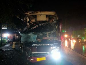 Adu Banteng Bus Vs Truk Tronton di Pantura Kudus, 1 Luka