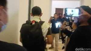 Penampakan KPK Usai Geledah Ruang Kerja Gubernur dan Wagub Jatim