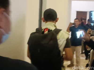 Penampakan KPK Usai Geledah Ruang Kerja Gubernur dan Wagub Jatim