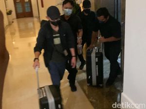 Geledah Kantor Gubernur Jatim, KPK Sita Dokumen Penyusunan APBD Geledah Kantor Gubernur Jatim, KPK Sita Dokumen Penyusunan APBD