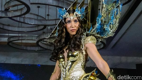 10 Foto Laksmi De Neefe Bawa Kapal Phinisi 6 kg ke Miss Universe 2022