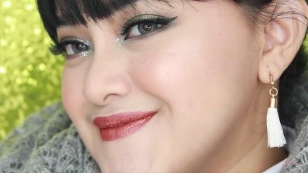 Lizzie Parra mengaplikasikan makeup untuk Natal dengan look natural