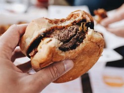 Penumpang Vegan Ini Ngamuk Melihat Orang Makan Burger Di Pesawat