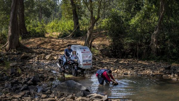 Melihat Perjuangan Motor Ambulans Tembus Desa Terpencil India