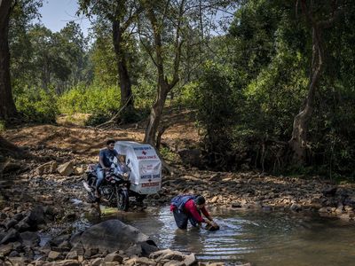 Melihat Perjuangan Motor Ambulans Tembus Desa Terpencil India