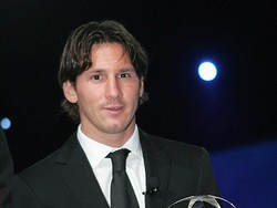 Messi berpose memegang trofi pemain terbaik dan penyerang terbaik UEFA 2008/2009. Banyaknya penghargaan yang didapatkan hingga detik ini, membuat Lionel Messi dijuluki Greatest of All Time (GOAT) atau terbaik sepanjang massa. Stephane Danna/AFP/Getty Images  