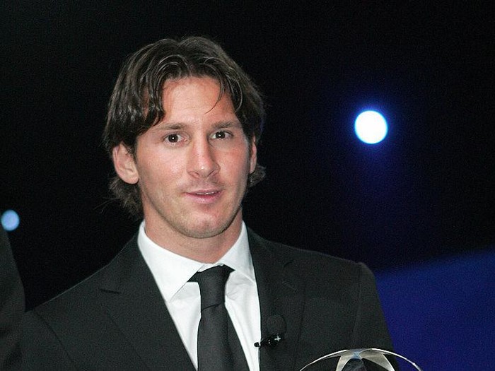 Fc Barcelona Argentinian forward Lionel Messi poses holding his 2008/2009 UEFA best player and his UEFA 2008/2009 best forward trophies during the 2009/2010 Champions League draw, on August 27, 2009 in Monaco.      AFP PHOTO STEPHANE DANNA (Photo credit should read STEPHANE DANNA/AFP via Getty Images)